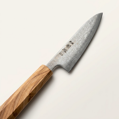 Macro view of Hatsukokoro Hikari kurosome etched black damascus pattern and SLD steel cutting edge